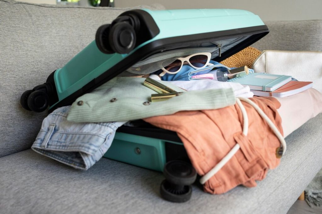 Disposition vetements accessoires dans valise
