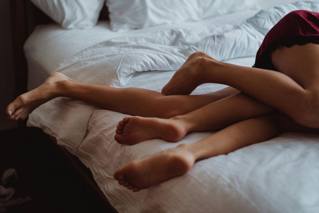 Couple plaisirs nocturnes pexels ketut subiyanto 4759930 scaled