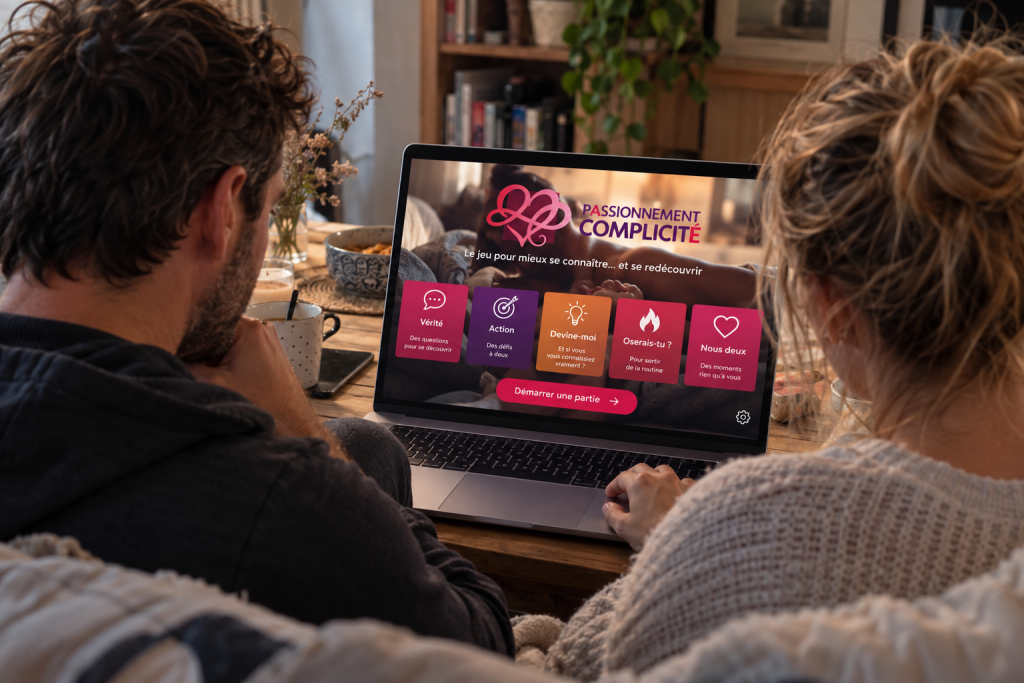 Couple devant le jeu passionnément complicité sur ordinateur