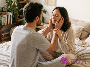 un couple sur un lit se touche pour se redécouvrir.