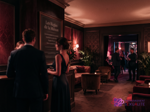 un couple entre dans un club libertin